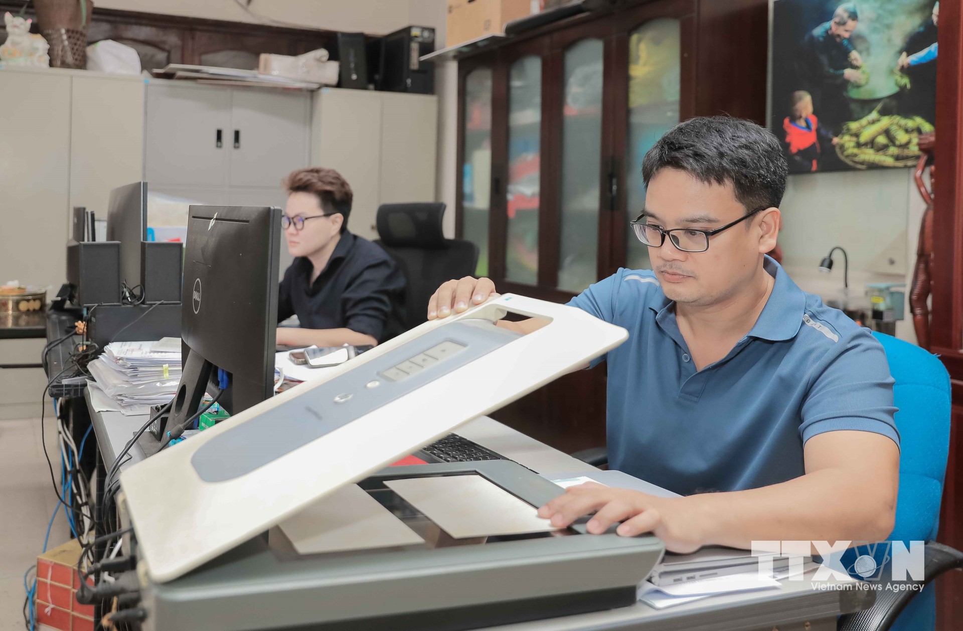 Nhân viên Bảo tàng Phụ nữ Việt Nam quét ảnh, số hóa và cập nhật thông tin hiện vật lên phần mềm chuyên dụng, góp phần xây dựng cơ sở dữ liệu, nâng cao hiệu quả quản lý, lưu trữ và phát huy giá trị di sản. (Ảnh: Phan Phương/TTXVN)